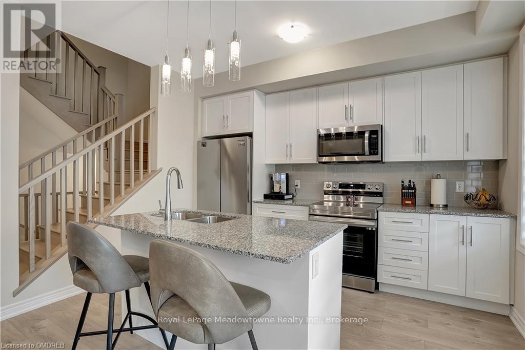 119 - 10 Birmingham Drive, Cambridge, ON - Indoor Photo Showing Kitchen With Stainless Steel Kitchen With Double Sink With Upgraded Kitchen
