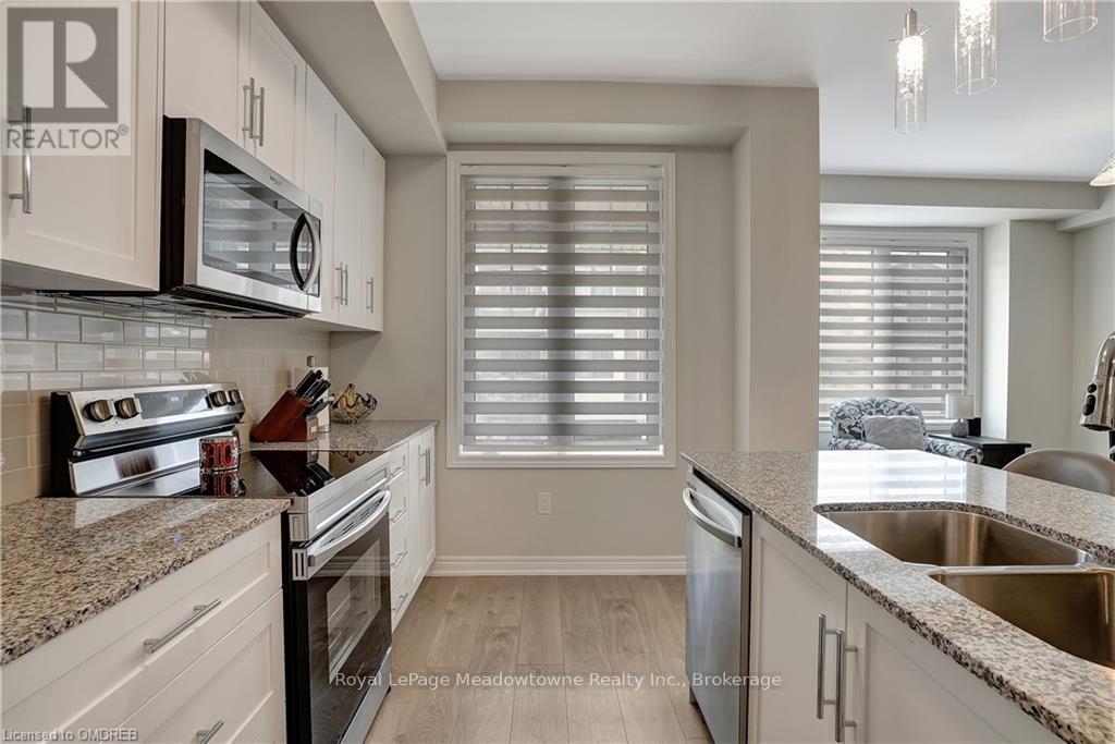 119 - 10 Birmingham Drive, Cambridge, ON - Indoor Photo Showing Kitchen With Stainless Steel Kitchen With Double Sink With Upgraded Kitchen