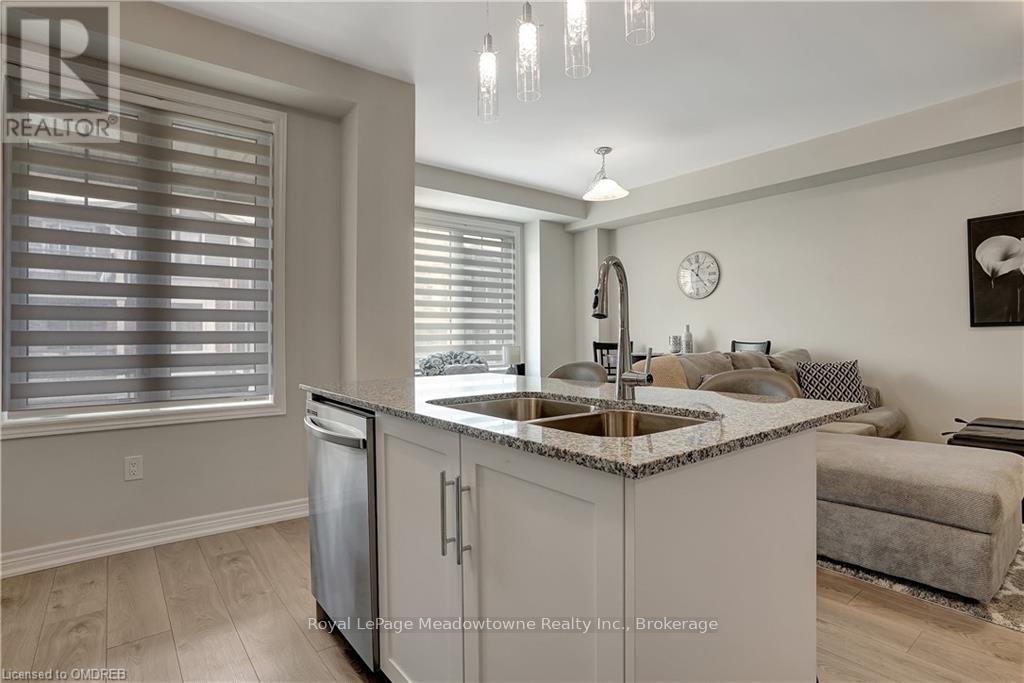119 - 10 Birmingham Drive, Cambridge, ON - Indoor Photo Showing Kitchen With Double Sink