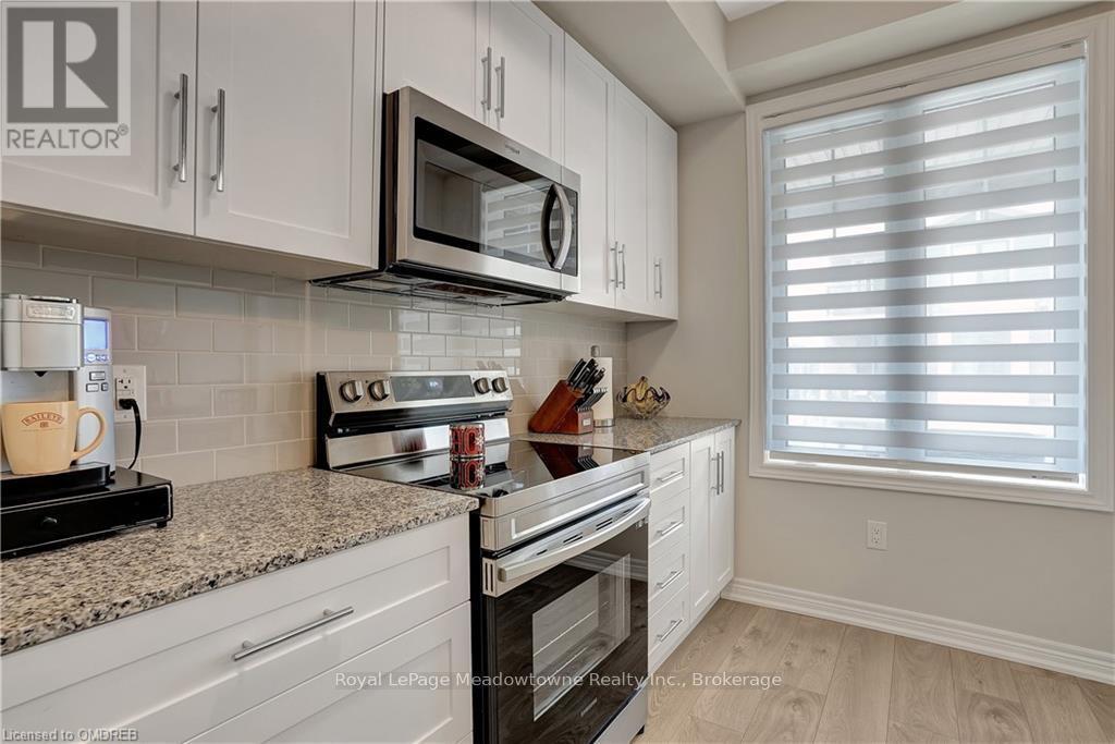 119 - 10 Birmingham Drive, Cambridge, ON - Indoor Photo Showing Kitchen With Upgraded Kitchen