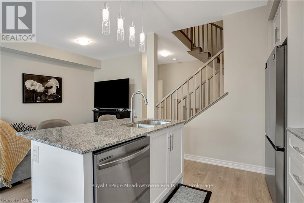 119 - 10 Birmingham Drive, Cambridge, ON - Indoor Photo Showing Kitchen With Double Sink