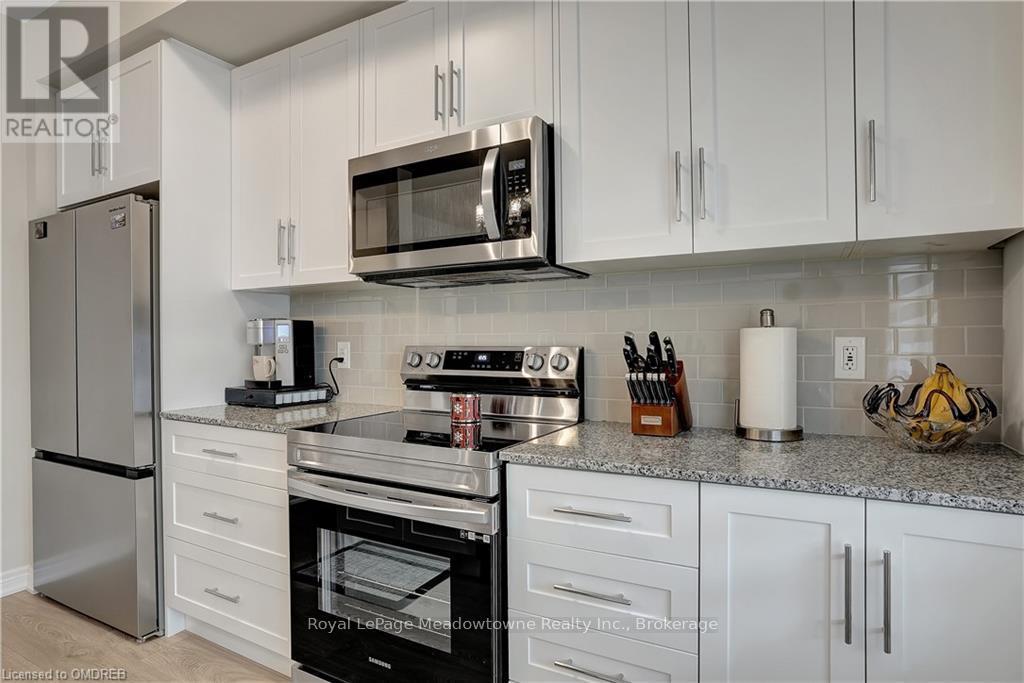 119 - 10 Birmingham Drive, Cambridge, ON - Indoor Photo Showing Kitchen With Upgraded Kitchen