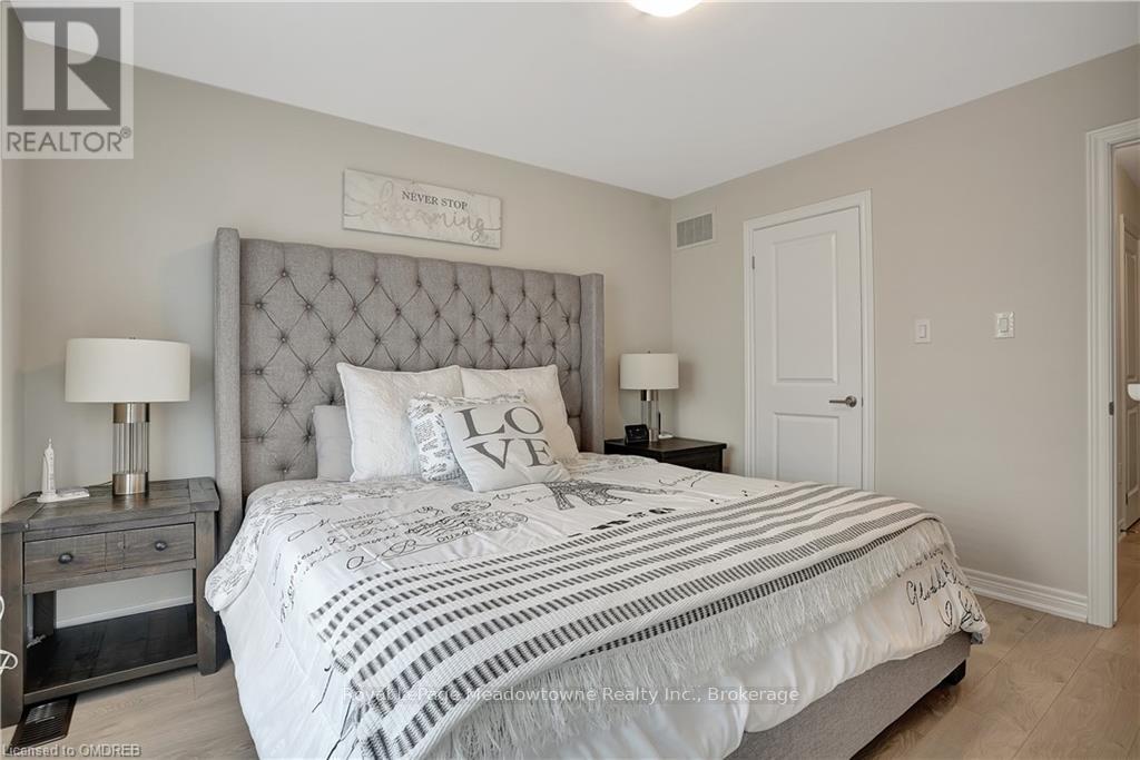 119 - 10 Birmingham Drive, Cambridge, ON - Indoor Photo Showing Bedroom