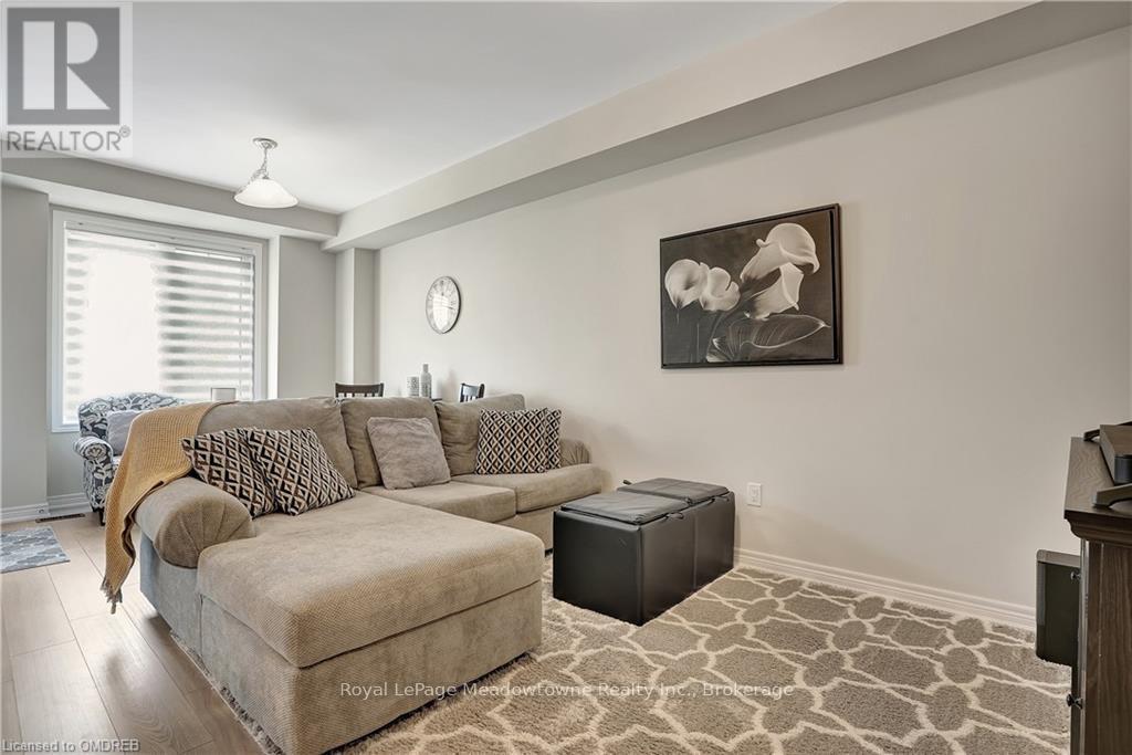 119 - 10 Birmingham Drive, Cambridge, ON - Indoor Photo Showing Living Room