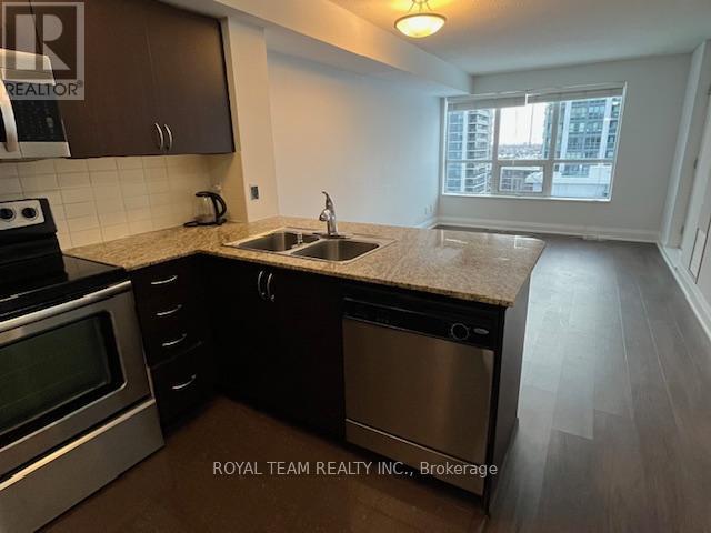 909 - 20 N Park Road, Vaughan, ON - Indoor Photo Showing Kitchen With Double Sink