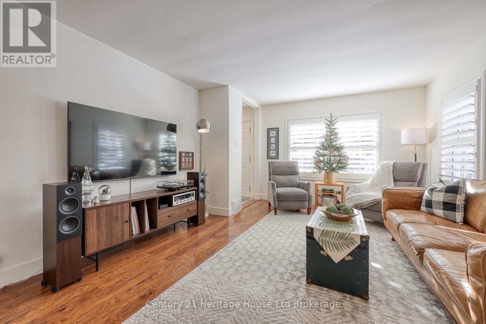 449 Vincent Street, Woodstock (Woodstock - North), ON - Indoor Photo Showing Living Room