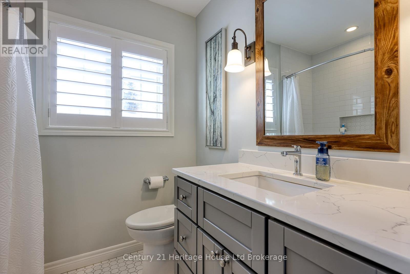 449 Vincent Street, Woodstock (Woodstock - North), ON - Indoor Photo Showing Bathroom