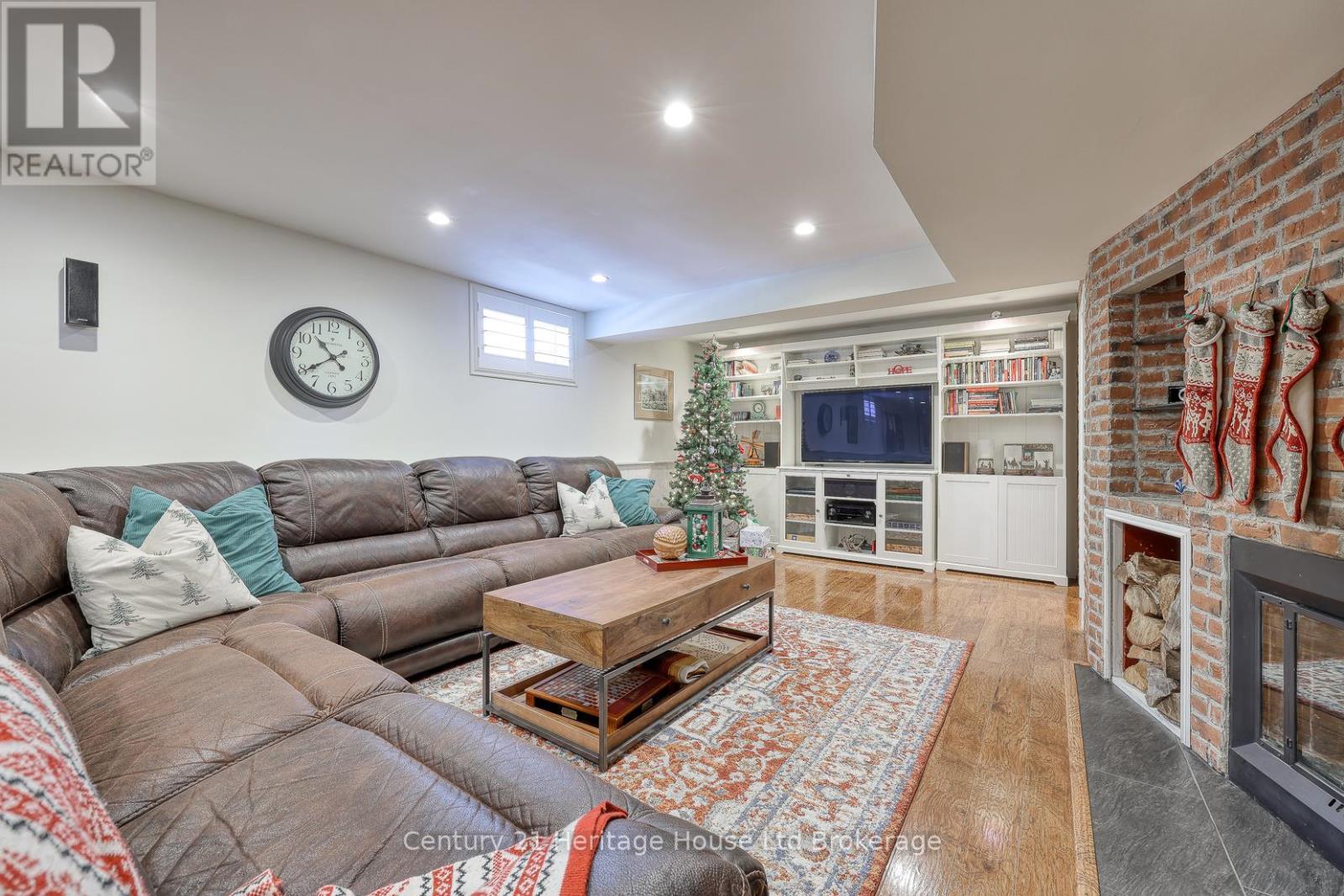 449 Vincent Street, Woodstock (Woodstock - North), ON - Indoor Photo Showing Living Room With Fireplace