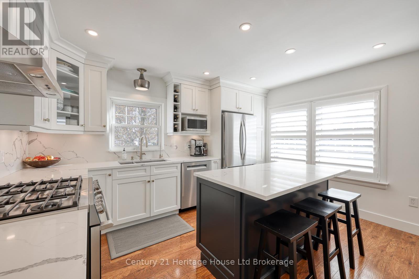 449 Vincent Street, Woodstock (Woodstock - North), ON - Indoor Photo Showing Kitchen With Upgraded Kitchen