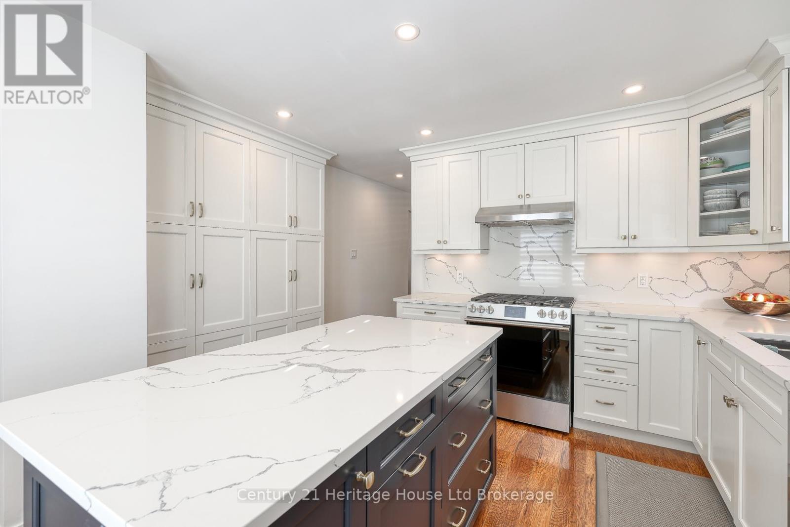 449 Vincent Street, Woodstock (Woodstock - North), ON - Indoor Photo Showing Kitchen With Upgraded Kitchen