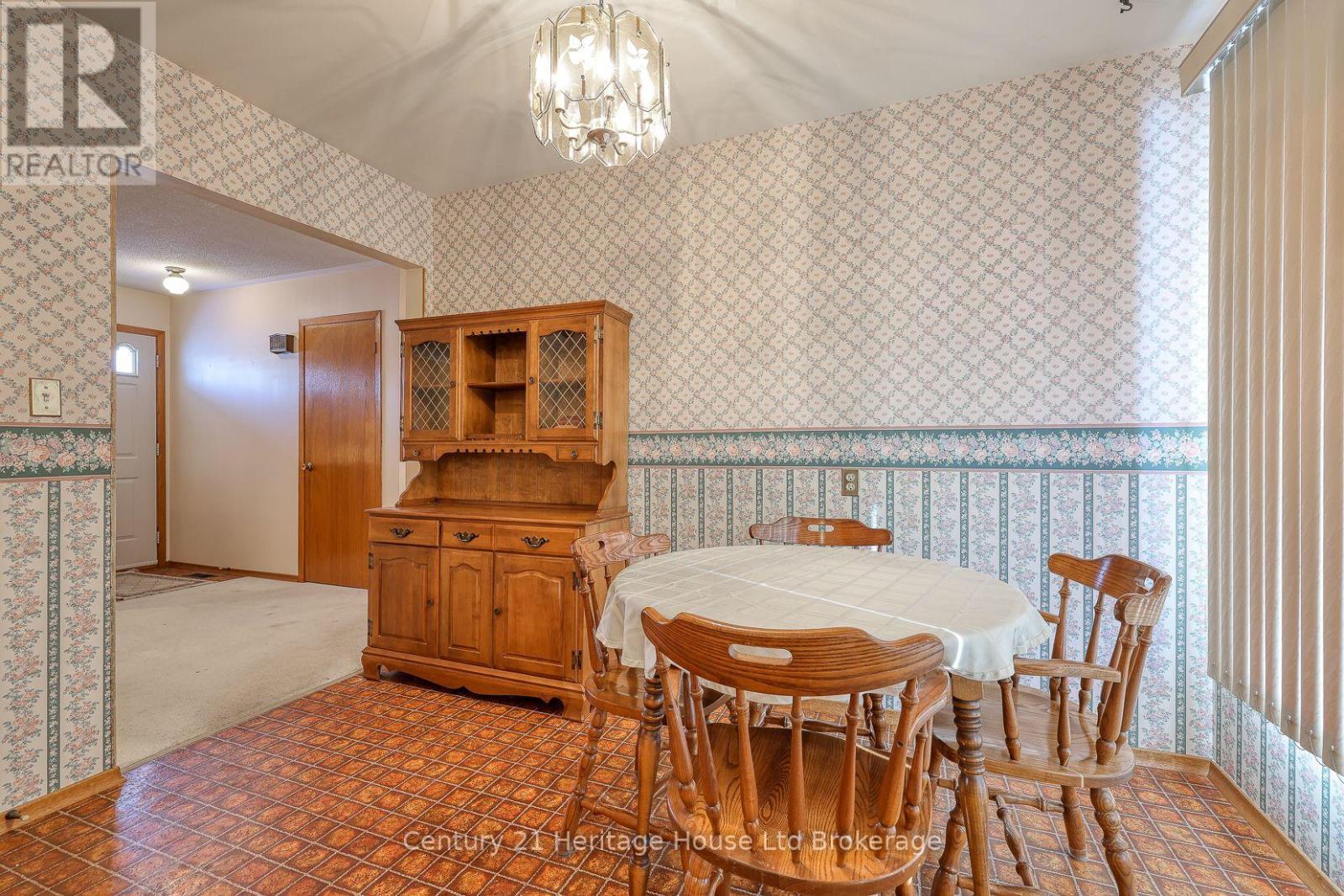 816 Pavey Street, Woodstock (Woodstock - South), ON - Indoor Photo Showing Dining Room