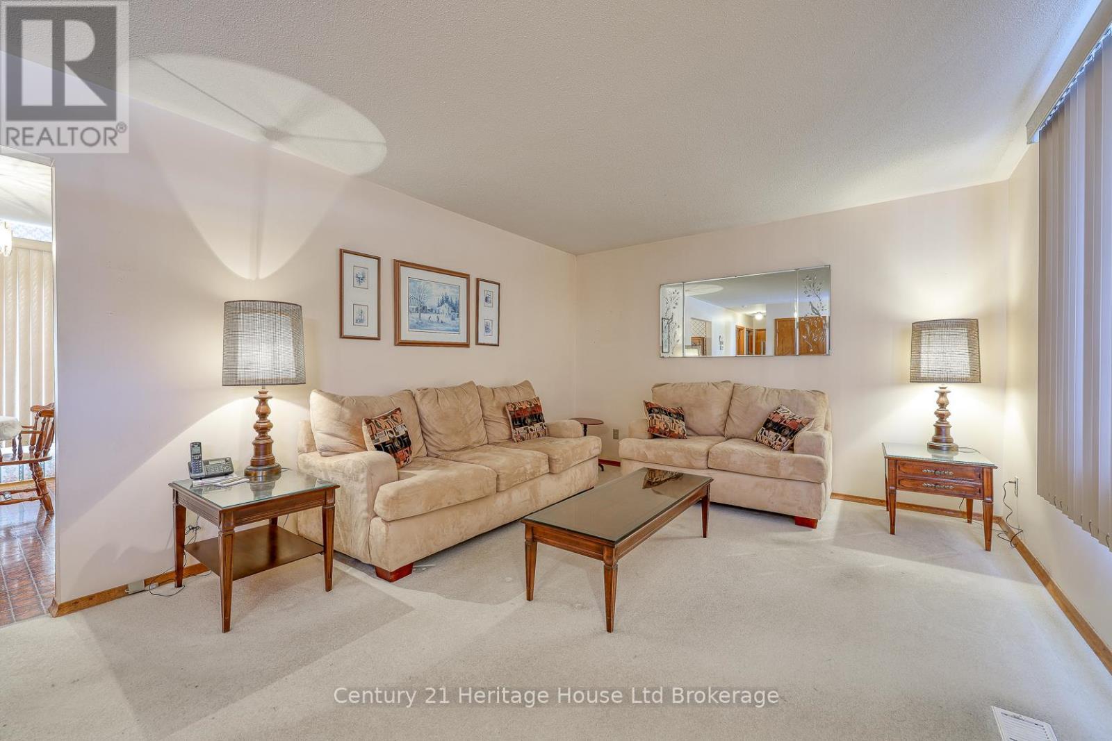 816 Pavey Street, Woodstock (Woodstock - South), ON - Indoor Photo Showing Living Room