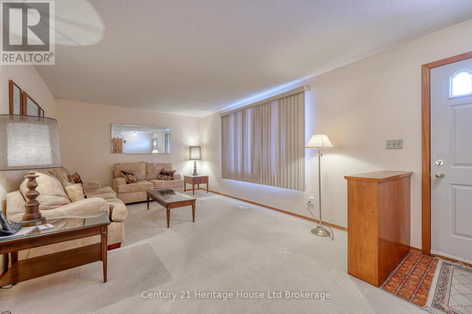 816 Pavey Street, Woodstock (Woodstock - South), ON - Indoor Photo Showing Living Room