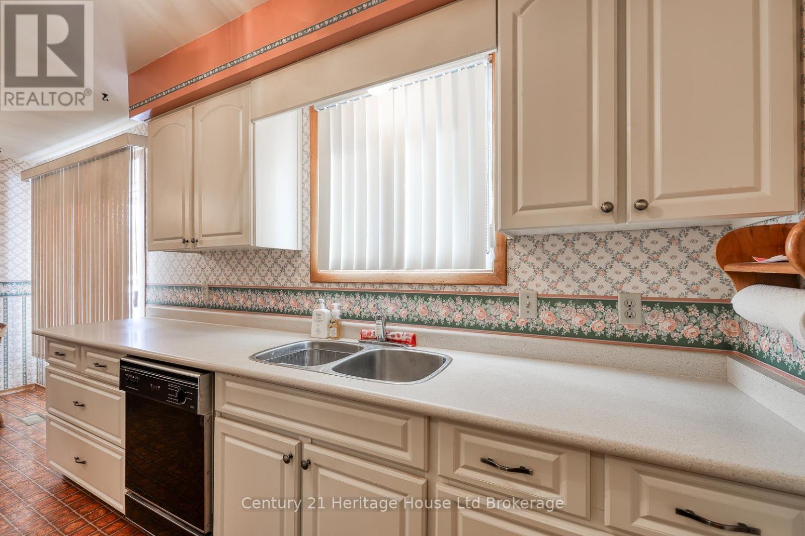 816 Pavey Street, Woodstock (Woodstock - South), ON - Indoor Photo Showing Kitchen With Double Sink