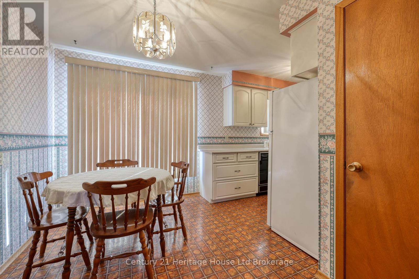 816 Pavey Street, Woodstock (Woodstock - South), ON - Indoor Photo Showing Dining Room