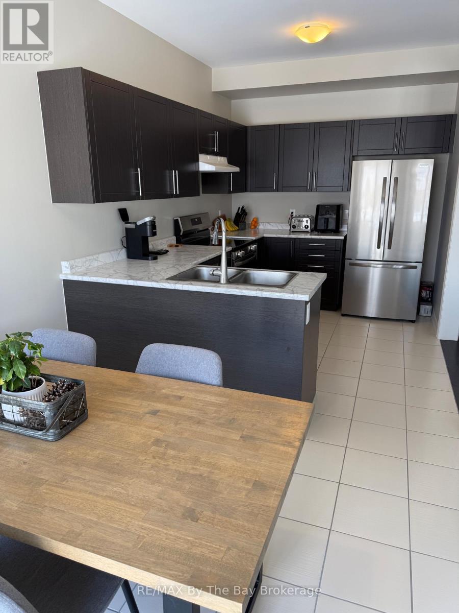 286 Springfield Crescent, Clearview (Stayner), ON - Indoor Photo Showing Kitchen With Double Sink