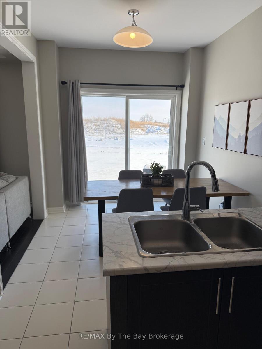 286 Springfield Crescent, Clearview (Stayner), ON - Indoor Photo Showing Kitchen With Double Sink