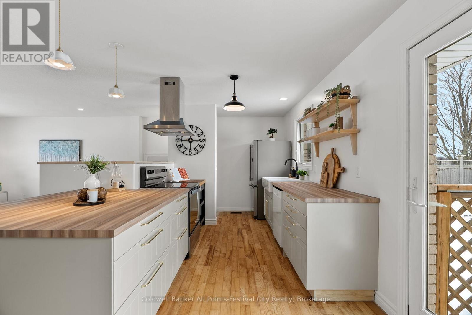 34889 Black'S Point Road, Central Huron (Goderich), ON - Indoor Photo Showing Kitchen