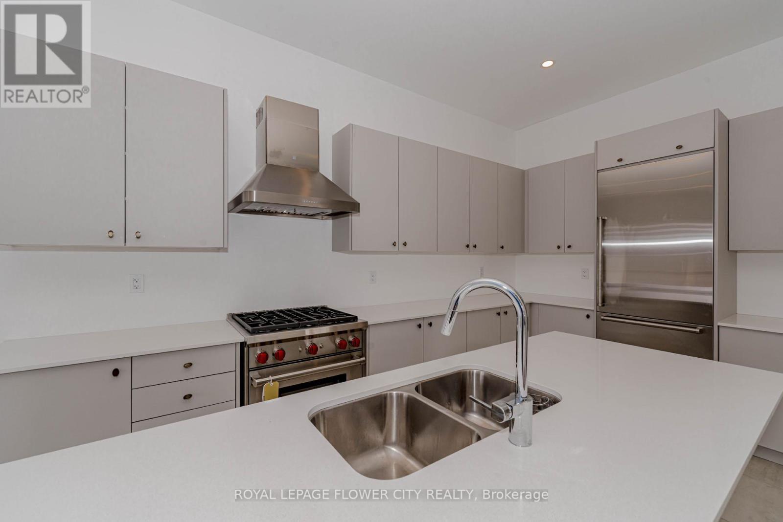 518 Kleinberg Summit Way, Vaughan, ON - Indoor Photo Showing Kitchen With Double Sink