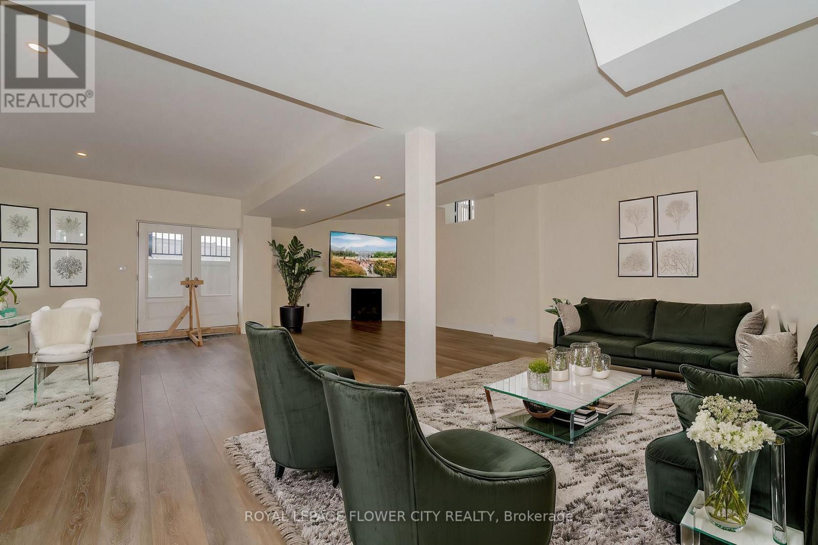 518 Kleinberg Summit Way, Vaughan, ON - Indoor Photo Showing Living Room