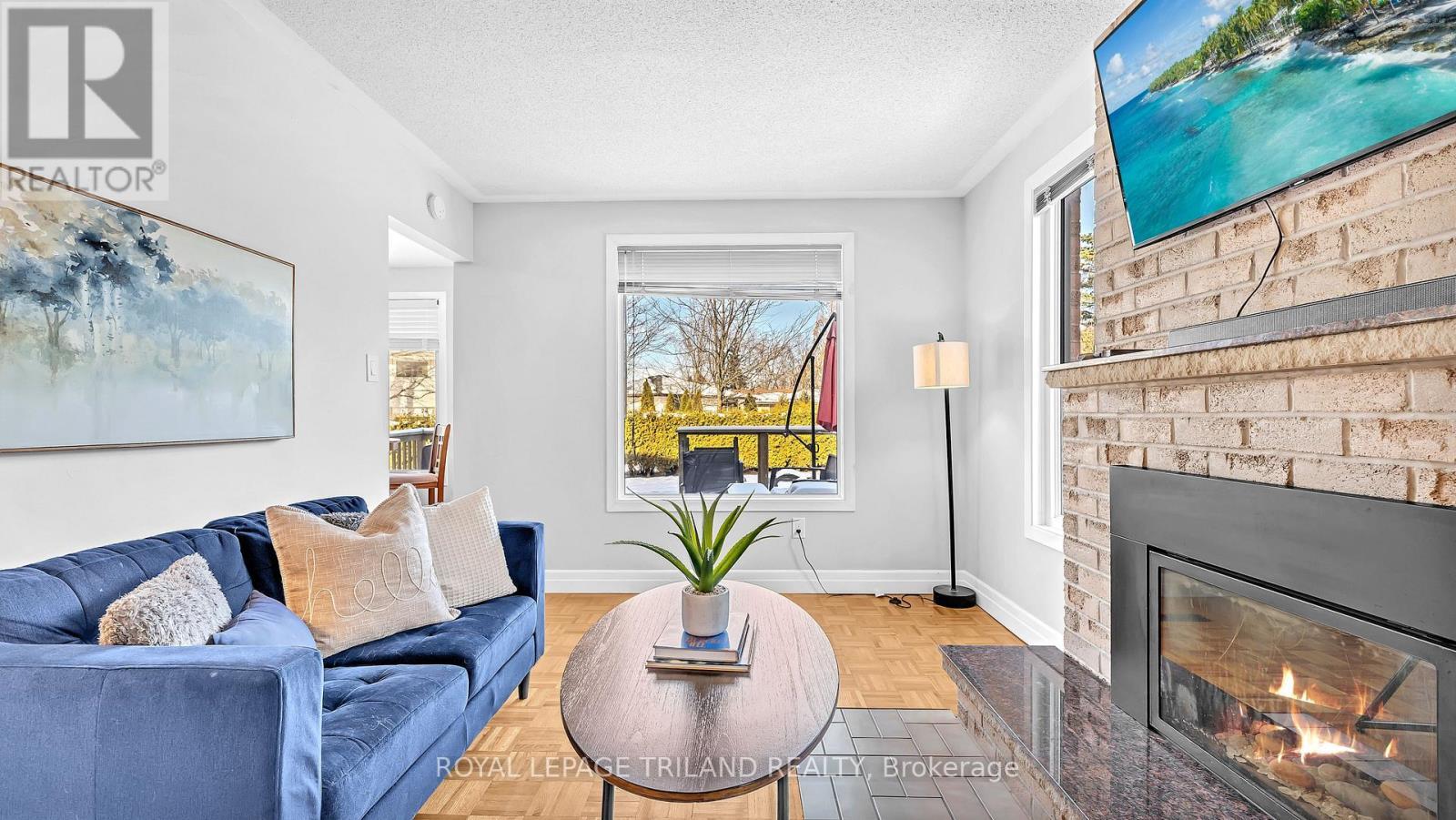 30 Sloane Crescent, London South (South Y), ON - Indoor Photo Showing Living Room With Fireplace