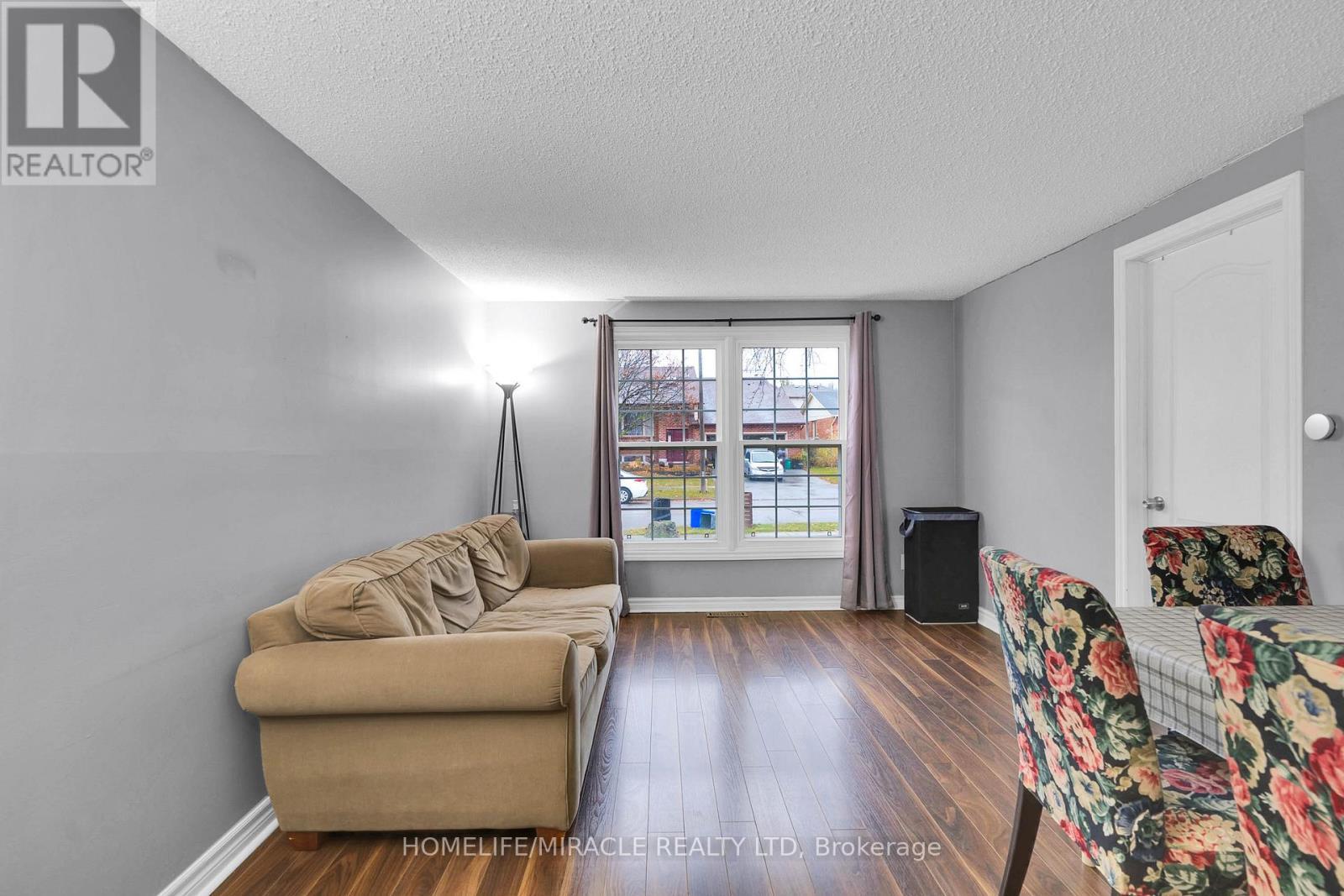 15 Keefer Road, Thorold, ON - Indoor Photo Showing Living Room