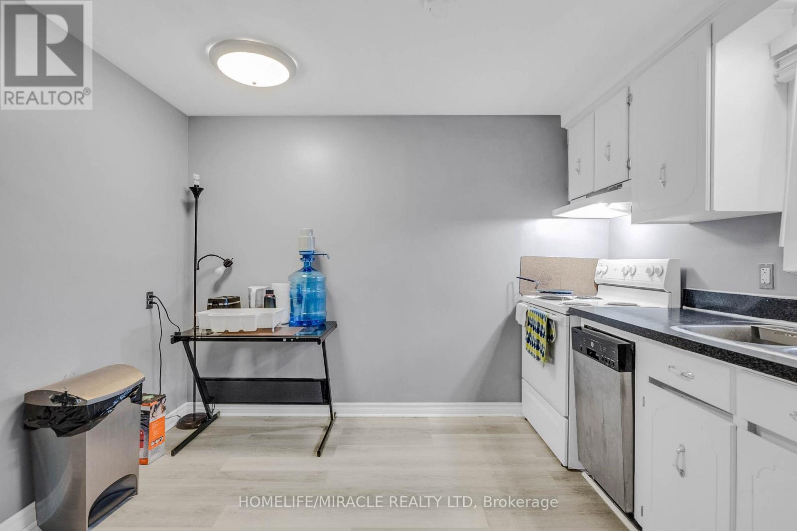 15 Keefer Road, Thorold, ON - Indoor Photo Showing Kitchen