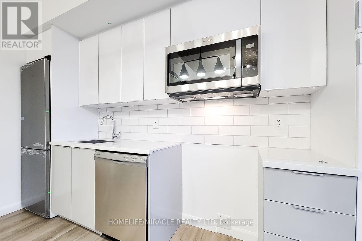 7 Erie Avenue, Brantford, ON - Indoor Photo Showing Kitchen With Upgraded Kitchen