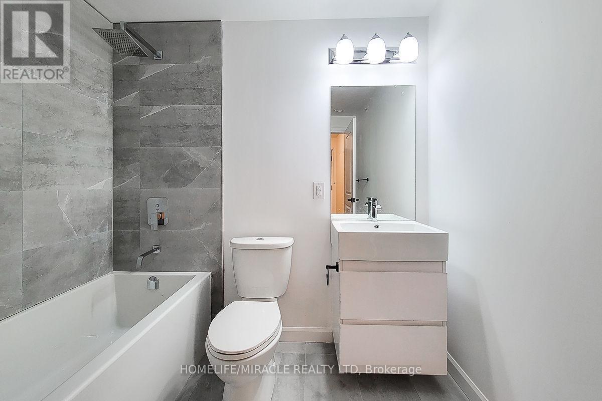 7 Erie Avenue, Brantford, ON - Indoor Photo Showing Bathroom