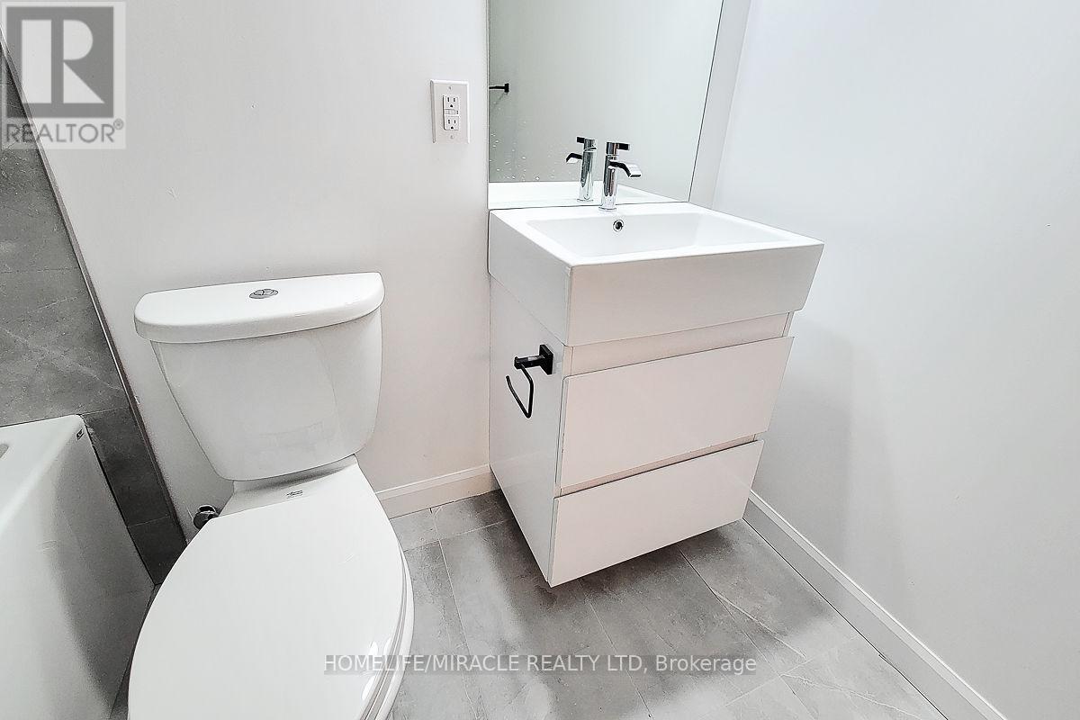 7 Erie Avenue, Brantford, ON - Indoor Photo Showing Bathroom