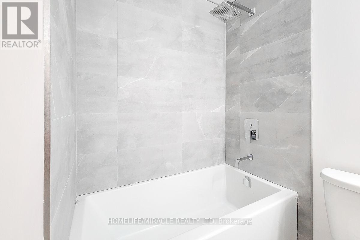 7 Erie Avenue, Brantford, ON - Indoor Photo Showing Bathroom