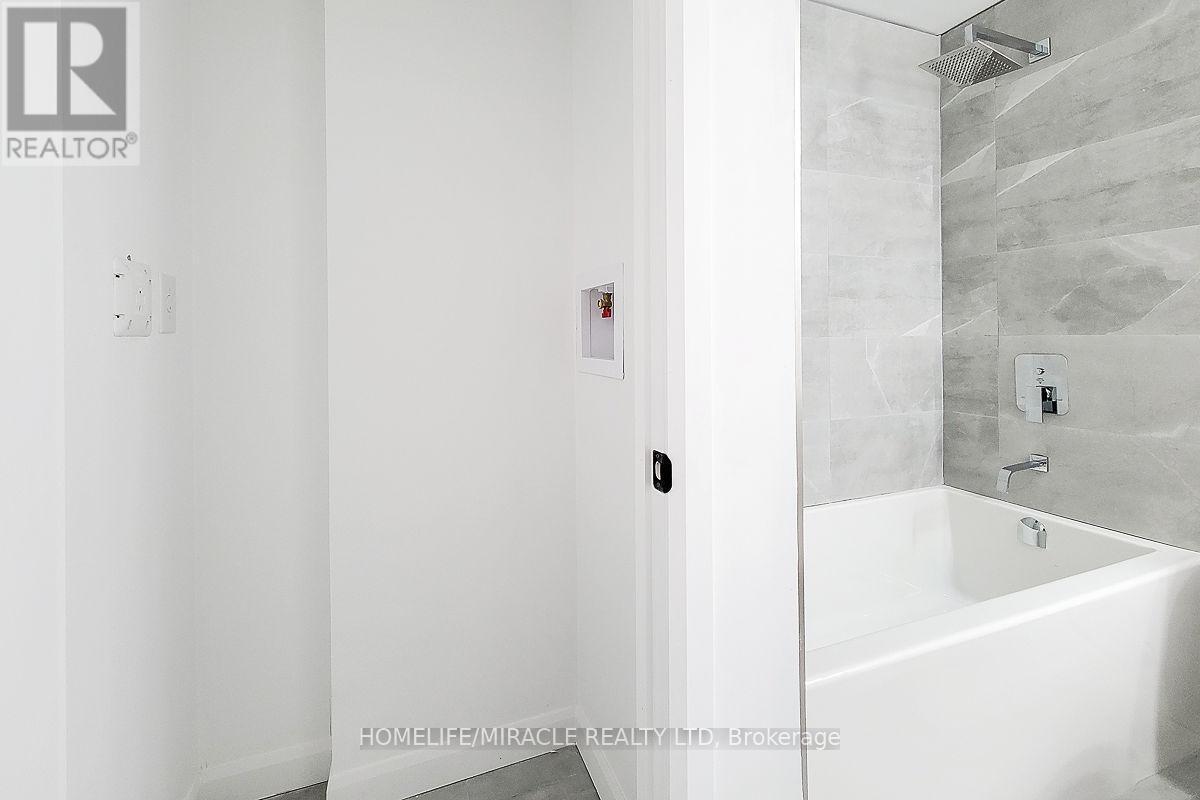 7 Erie Avenue, Brantford, ON - Indoor Photo Showing Bathroom