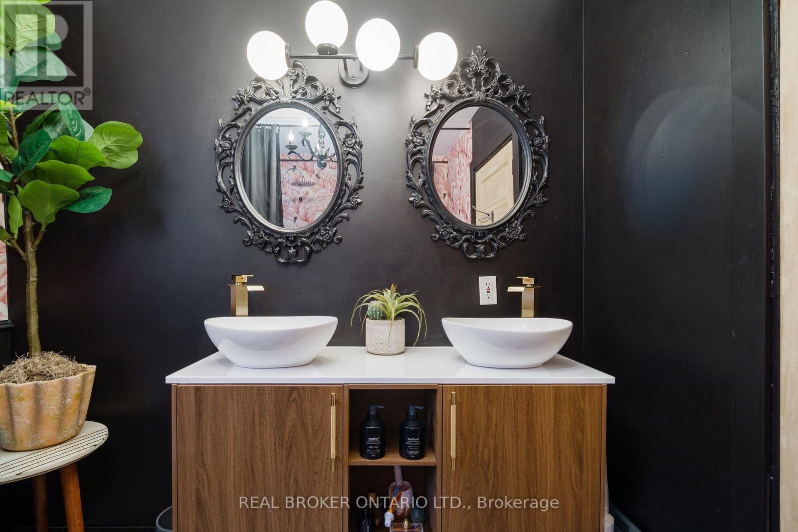 202 Prospect Street S, Hamilton, ON - Indoor Photo Showing Bathroom
