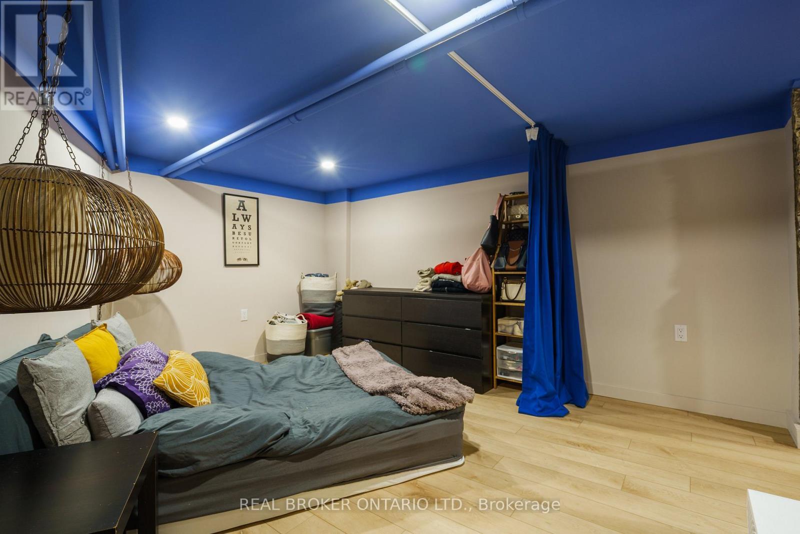 202 Prospect Street S, Hamilton, ON - Indoor Photo Showing Bedroom