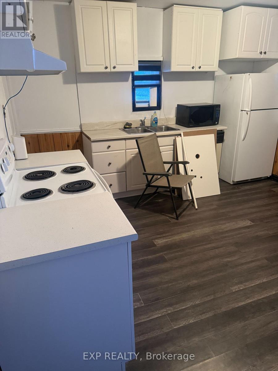 4029 Highway 6 Freeway, Puslinch, ON - Indoor Photo Showing Kitchen With Double Sink