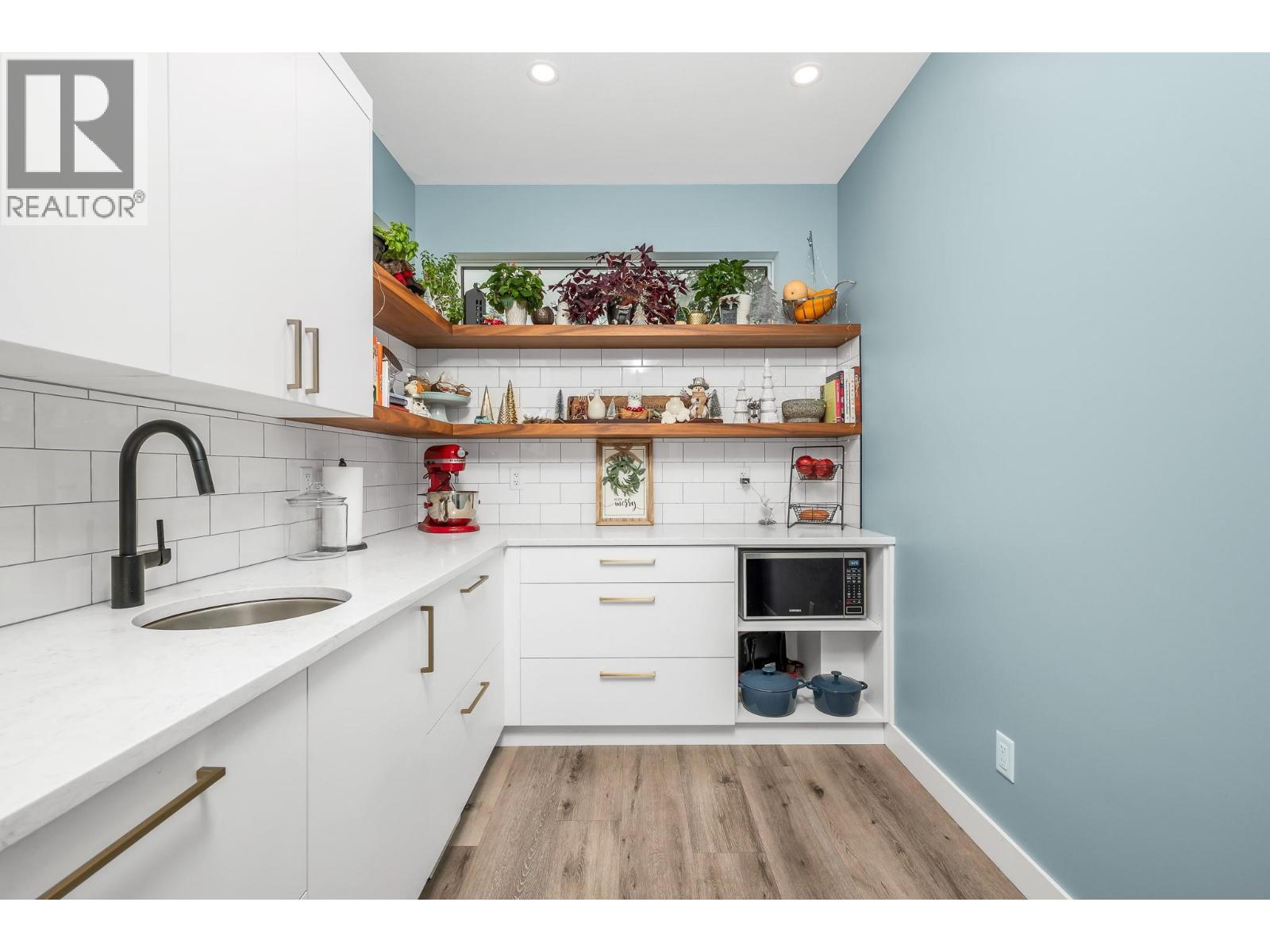Butlers pantry with sink! - 9196 Tronson Road Unit# 29, Vernon, BC - Indoor Photo Showing Kitchen
