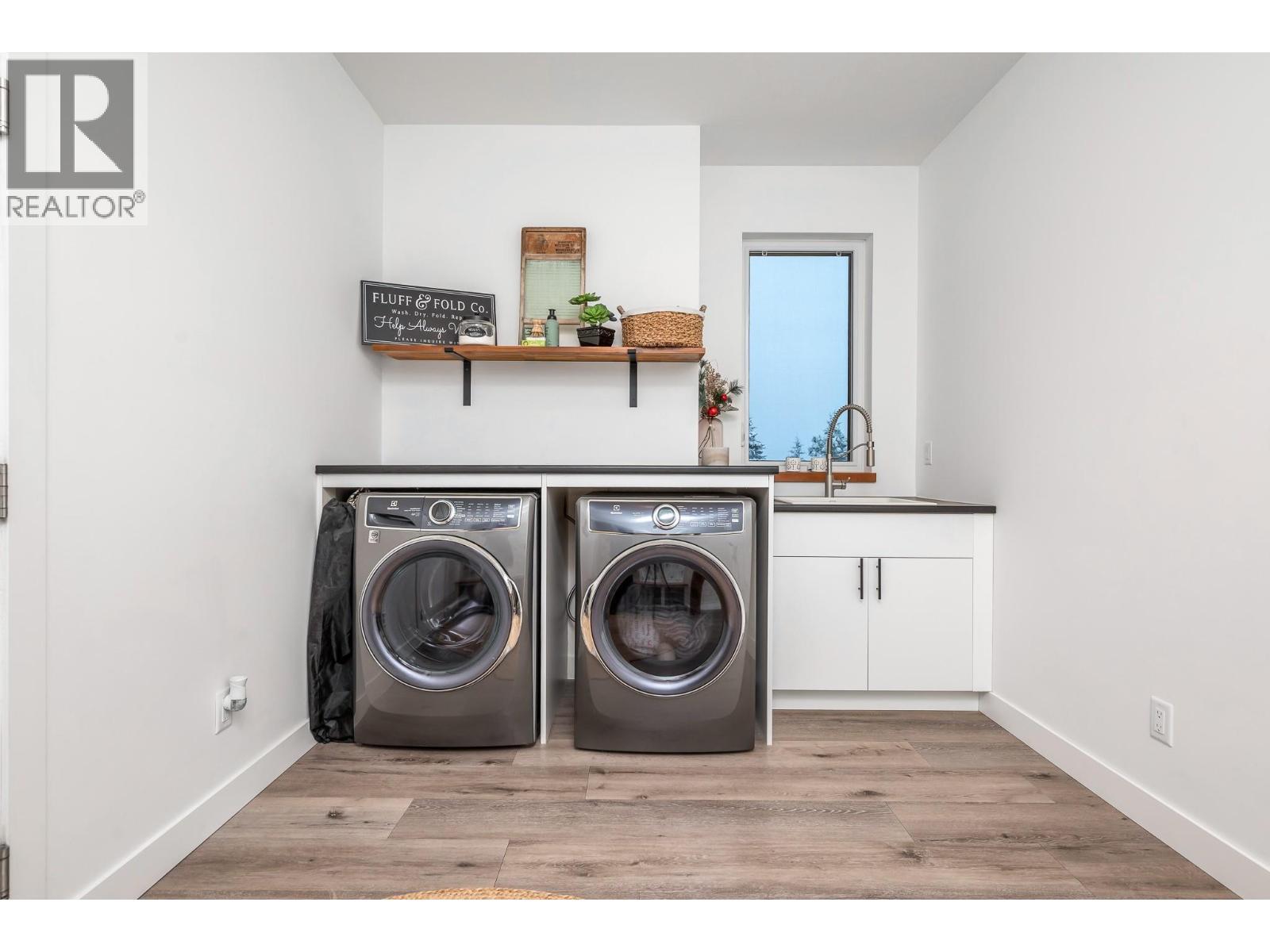 Massive laundry room with dog shower - 9196 Tronson Road Unit# 29, Vernon, BC - Indoor Photo Showing Laundry Room