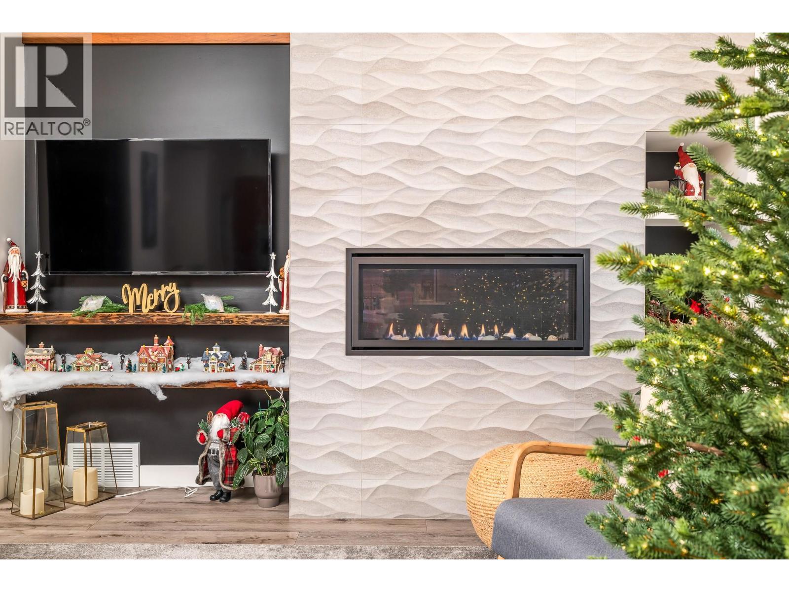 Cozy gas fireplace - 9196 Tronson Road Unit# 29, Vernon, BC - Indoor With Fireplace