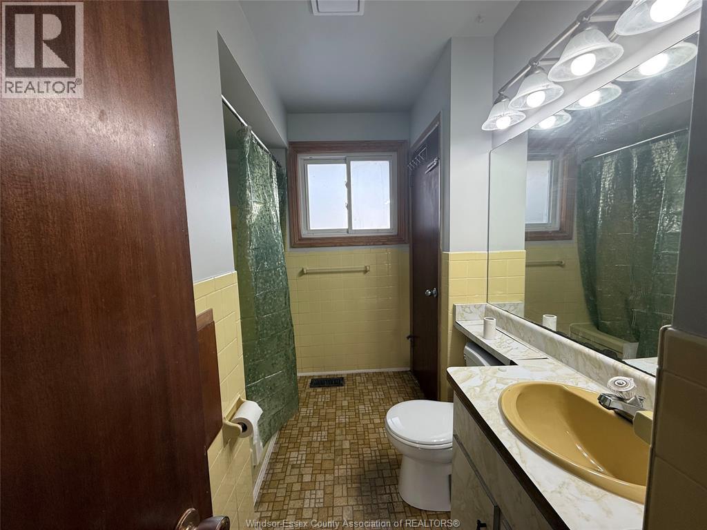 1588 Cherrylawn Crescent, Windsor, ON - Indoor Photo Showing Bathroom