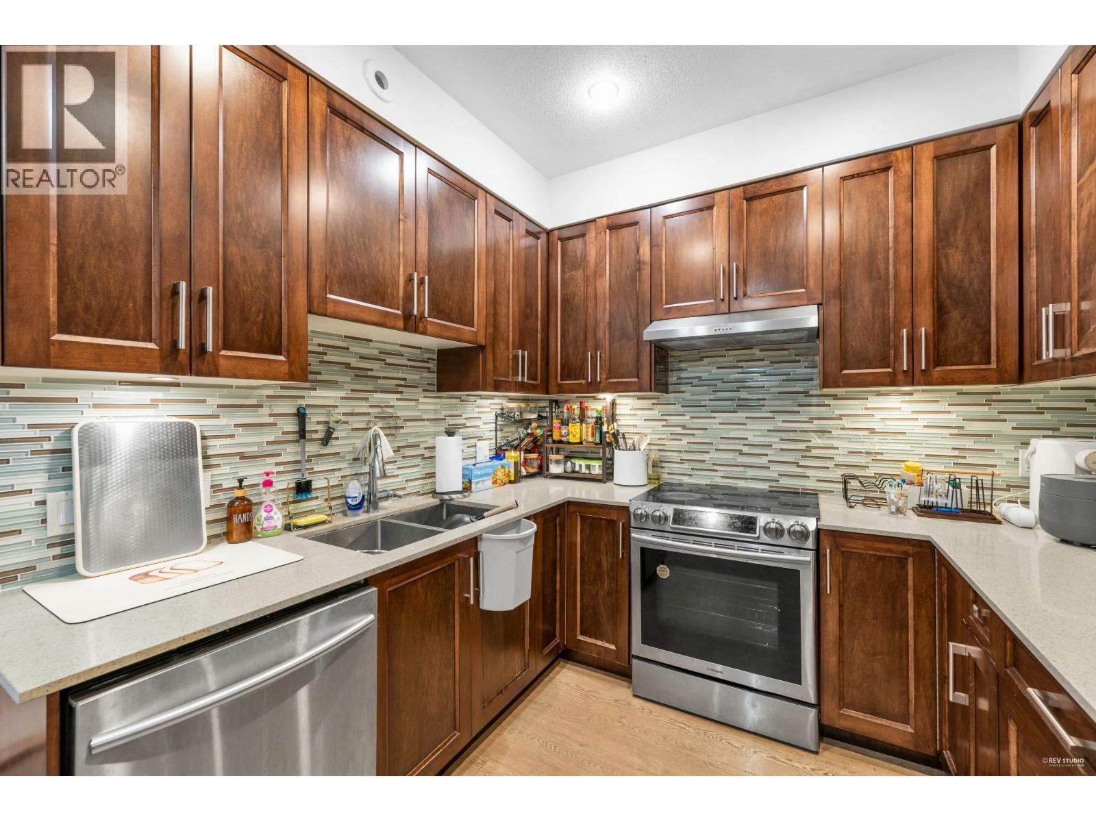 15 9780 General Currie Road, Richmond, BC - Indoor Photo Showing Kitchen With Double Sink With Upgraded Kitchen
