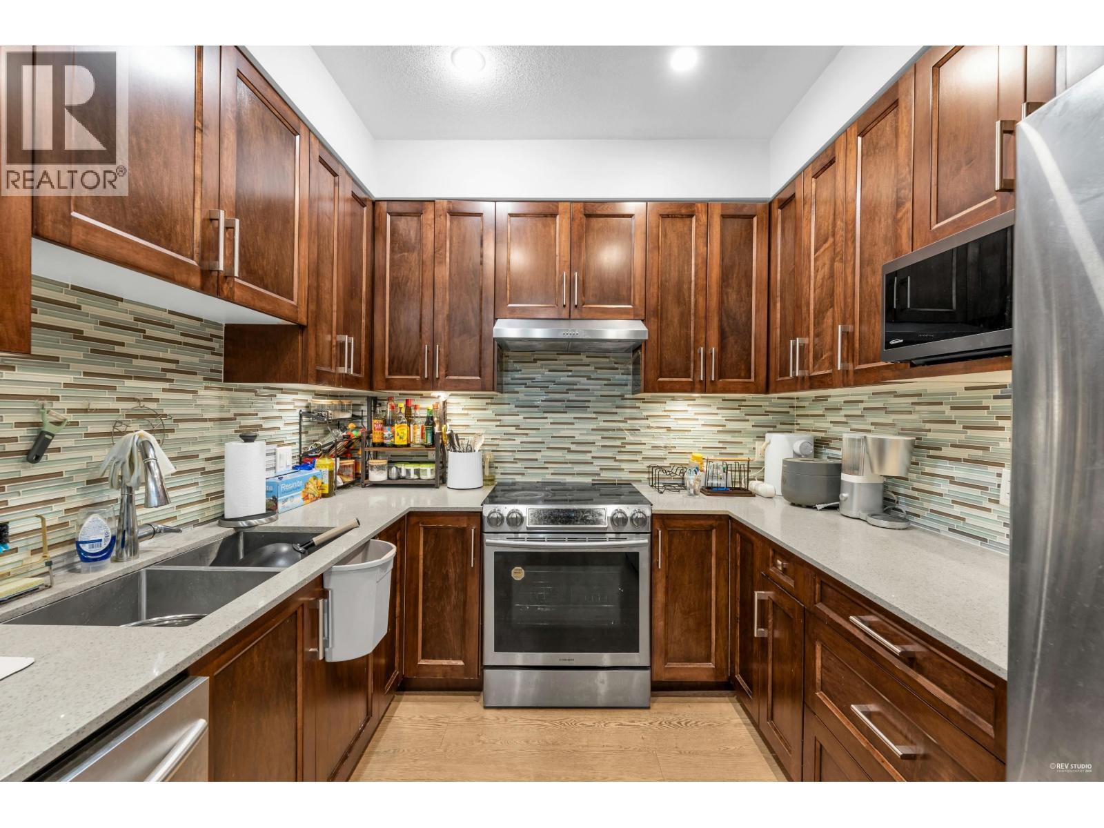 15 9780 General Currie Road, Richmond, BC - Indoor Photo Showing Kitchen With Double Sink With Upgraded Kitchen