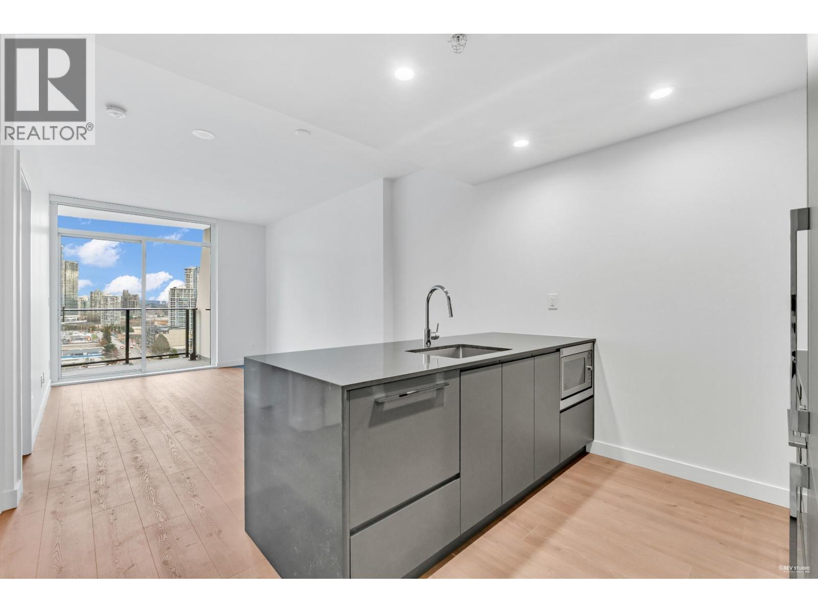 1607 2181 Madison Avenue, Burnaby, BC - Indoor