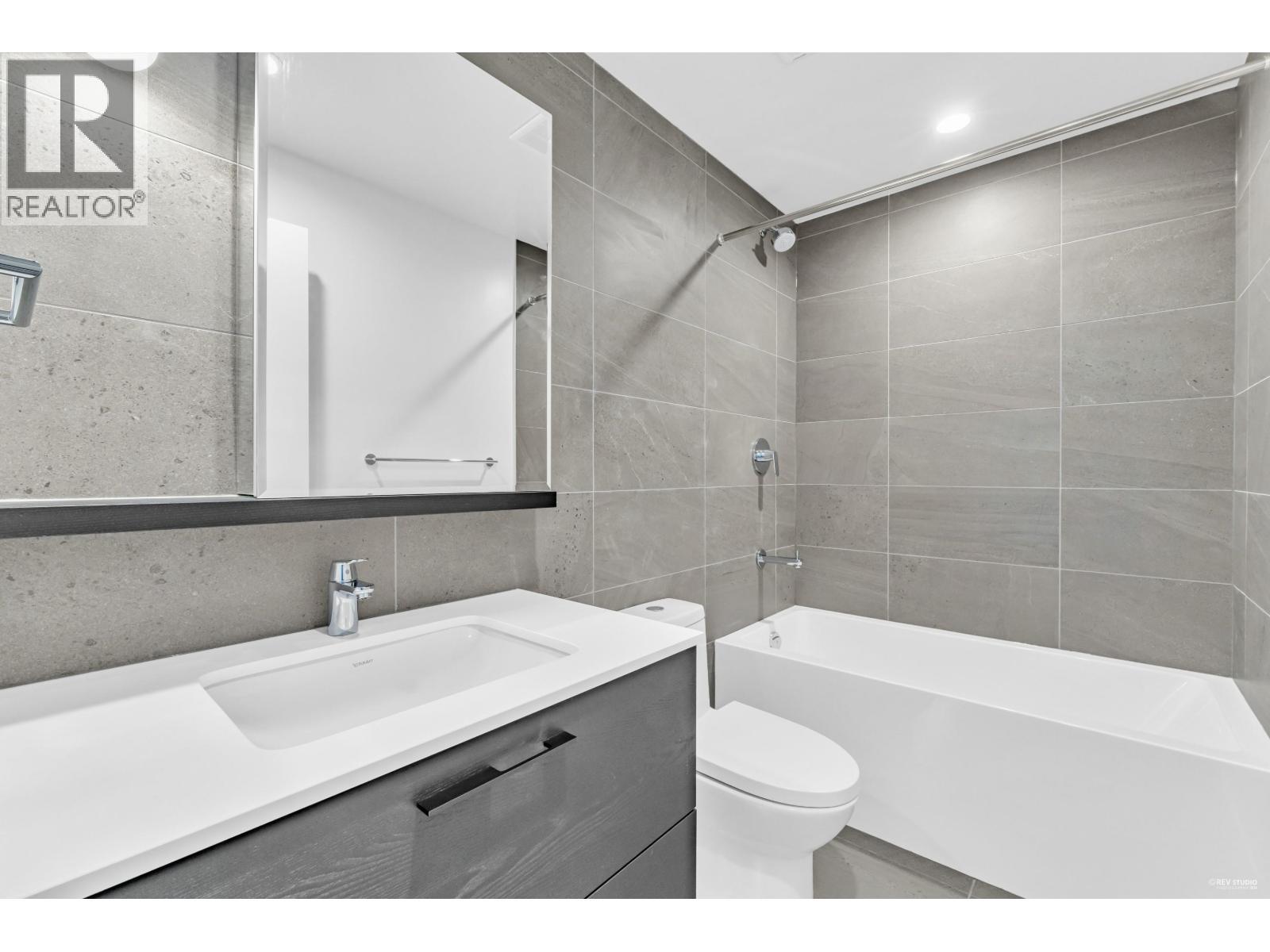 1607 2181 Madison Avenue, Burnaby, BC - Indoor Photo Showing Bathroom