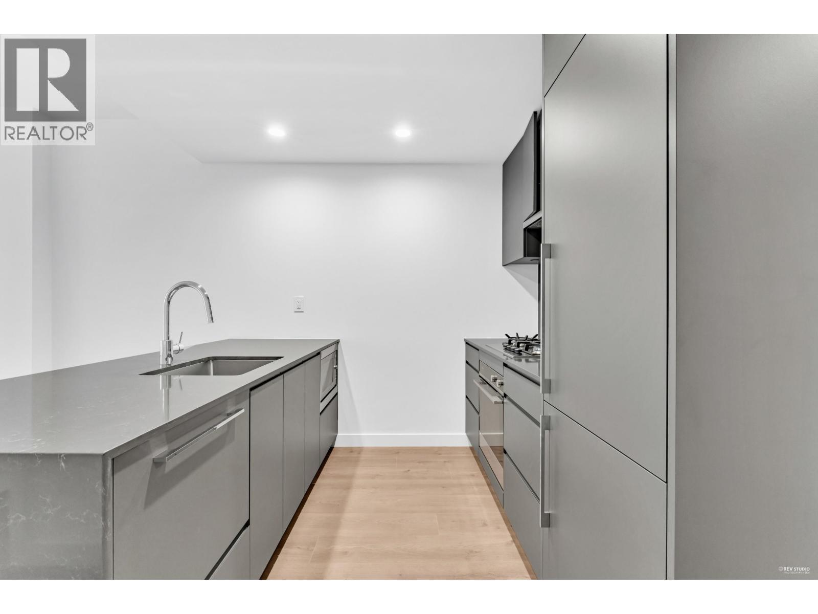 1607 2181 Madison Avenue, Burnaby, BC - Indoor Photo Showing Kitchen