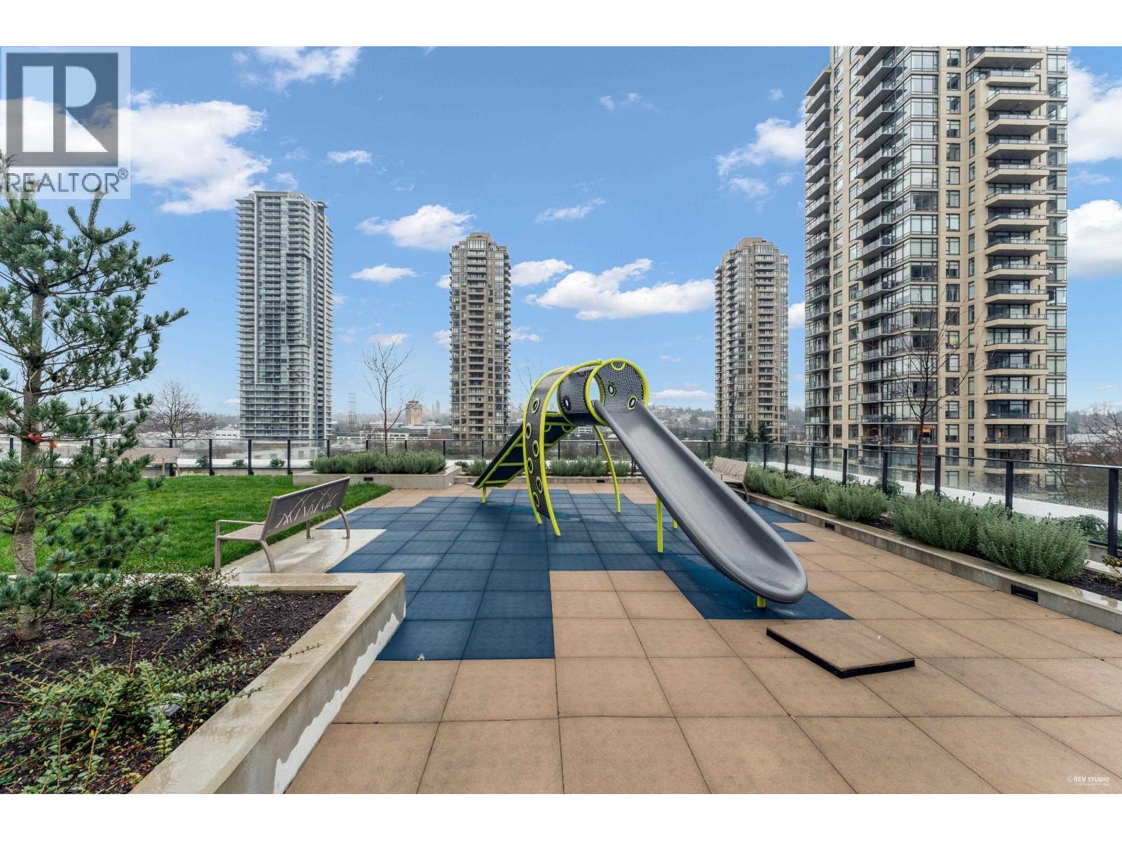 1607 2181 Madison Avenue, Burnaby, BC - Outdoor With Facade