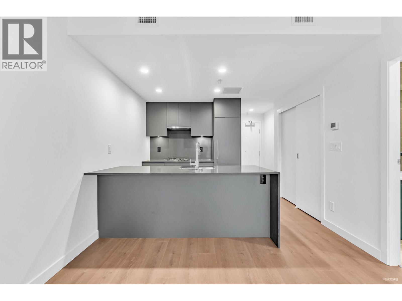 1607 2181 Madison Avenue, Burnaby, BC - Indoor Photo Showing Kitchen