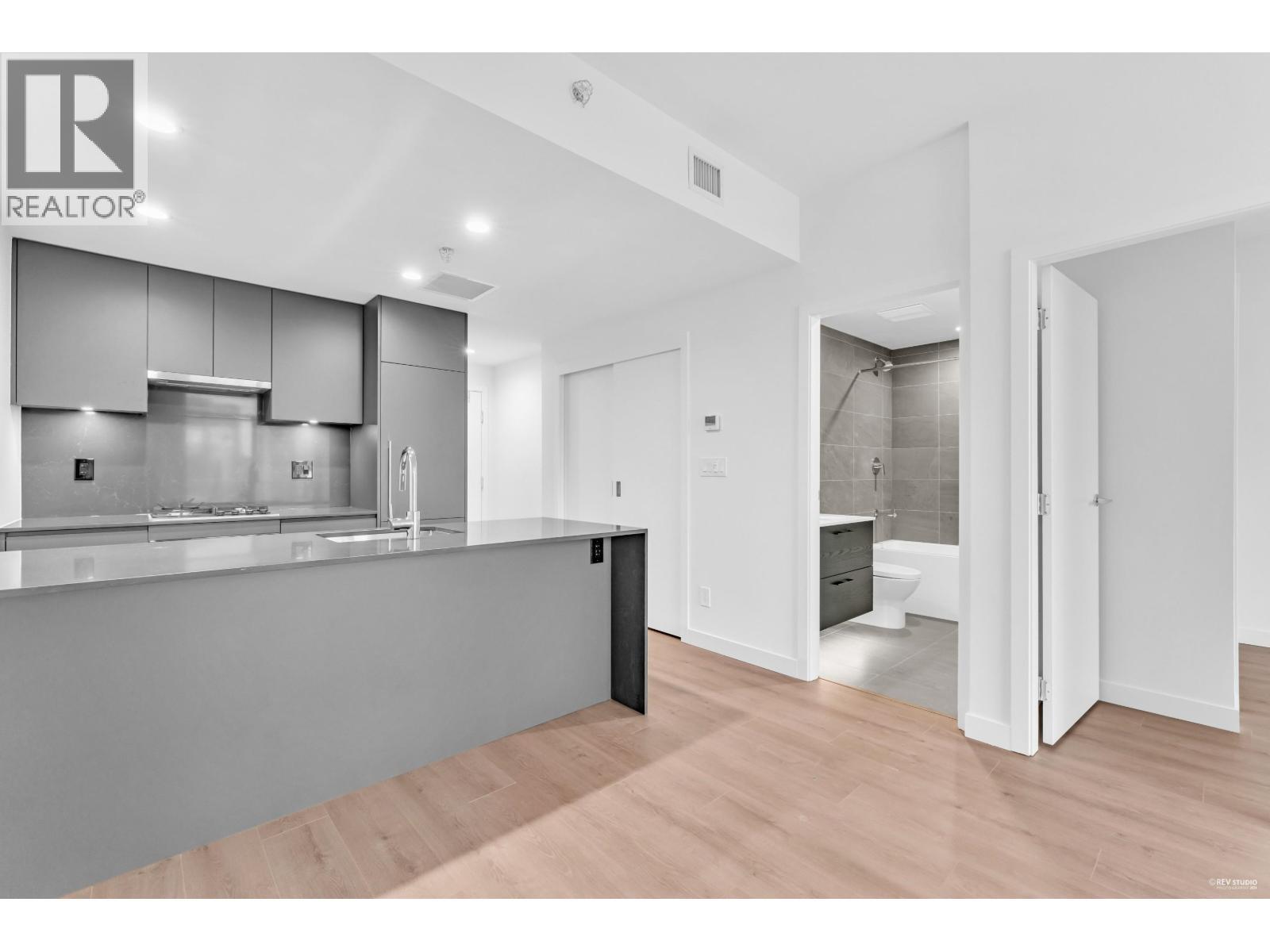 1607 2181 Madison Avenue, Burnaby, BC - Indoor Photo Showing Kitchen