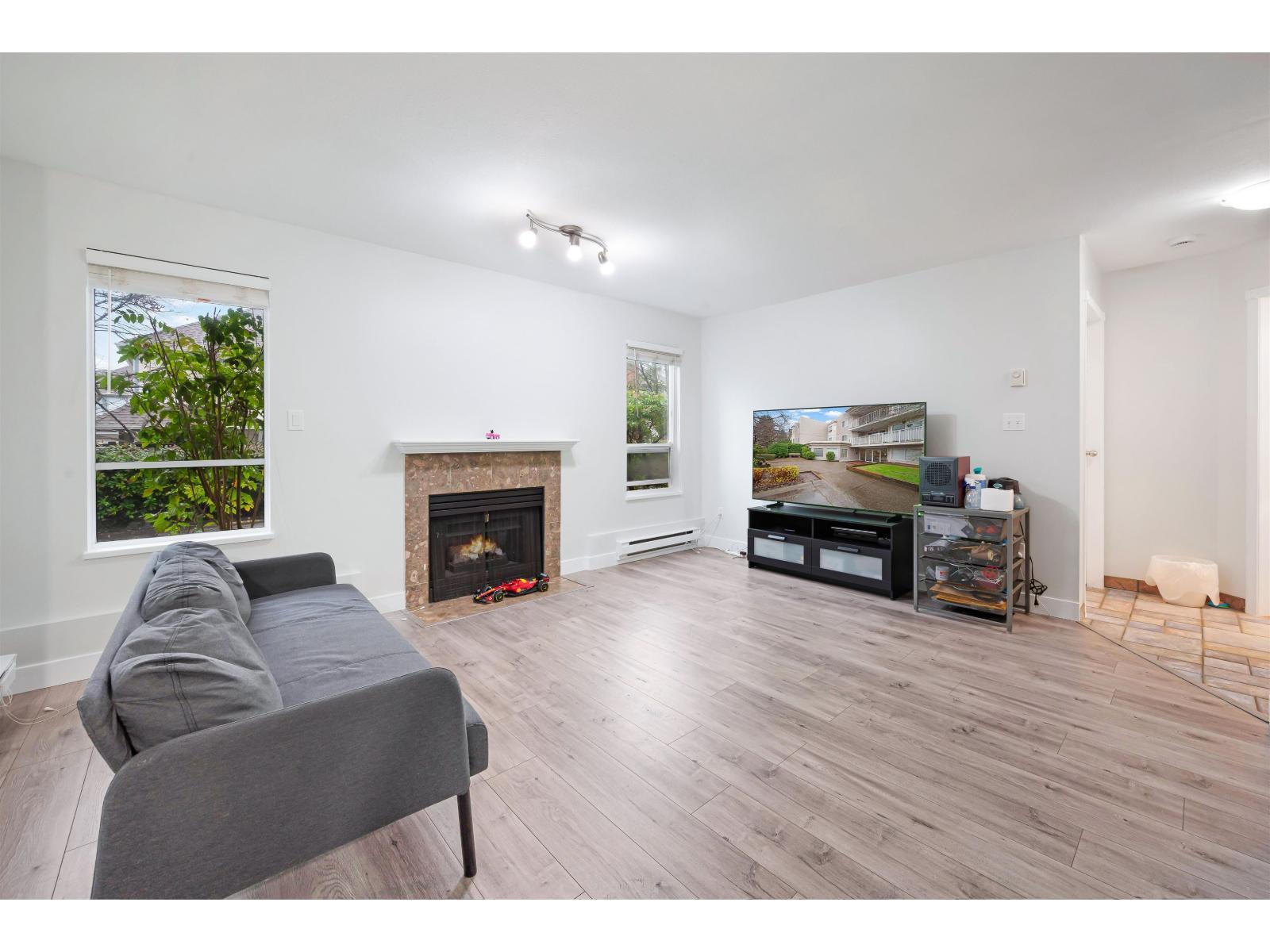 103 9948 151 Street, Surrey, BC - Indoor Photo Showing Living Room With Fireplace