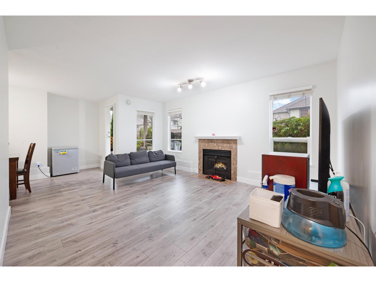 103 9948 151 Street, Surrey, BC - Indoor Photo Showing Living Room With Fireplace