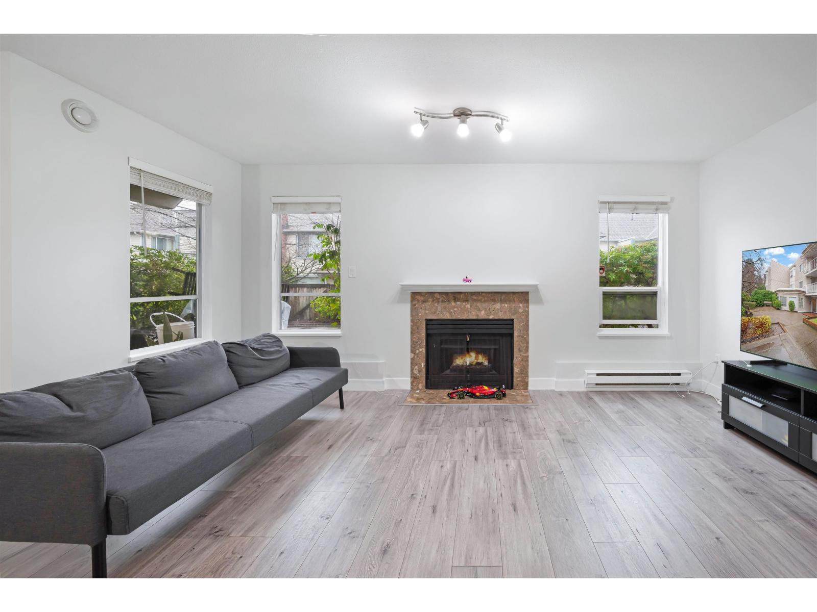 103 9948 151 Street, Surrey, BC - Indoor Photo Showing Living Room With Fireplace